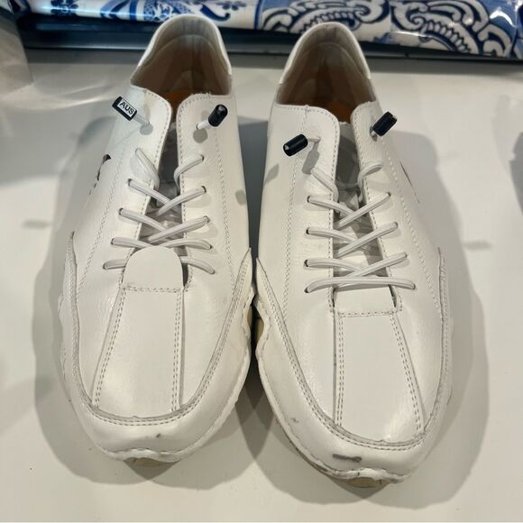 Salkind HANDCRAFTED DESIGN: Featuring meticulous hand-stitched details along - Picture 2 of 11